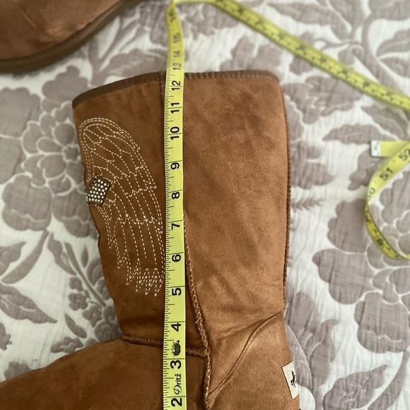 Montana West golden tan suede fur lined boots  angel wing cross design Sz 9 - Picture 10 of 11